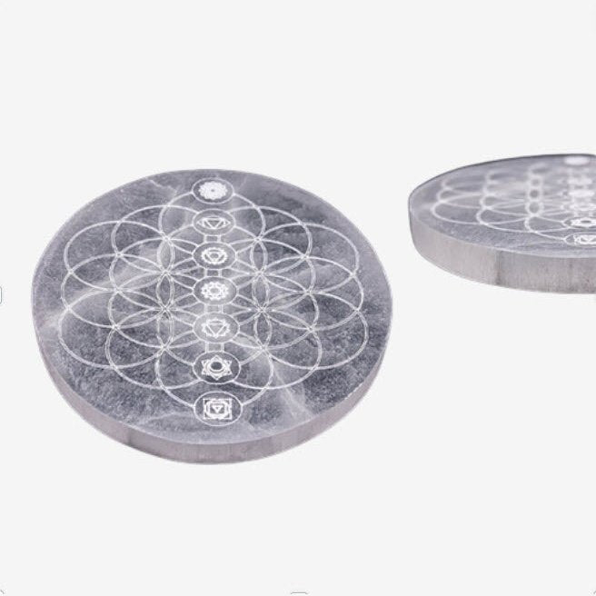ZenNatural_Base-de-selenite-14cm-flor-da-via-com-7-chakras-500px