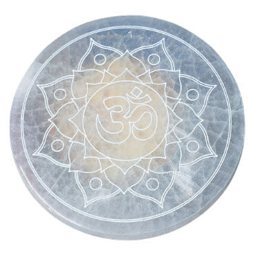 ZenNatural_Base de Selenite com Mandala Om – 14 cm