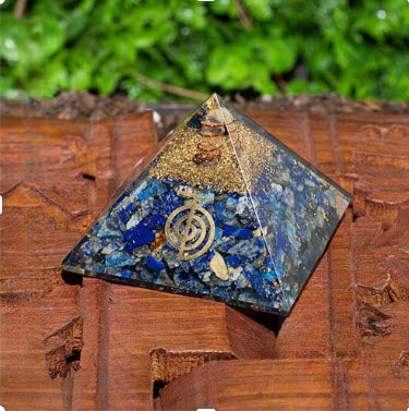 ZenNatural_Pirâmide de Orgonite com Lápis Lazuli e Chokurei – 7 X 7